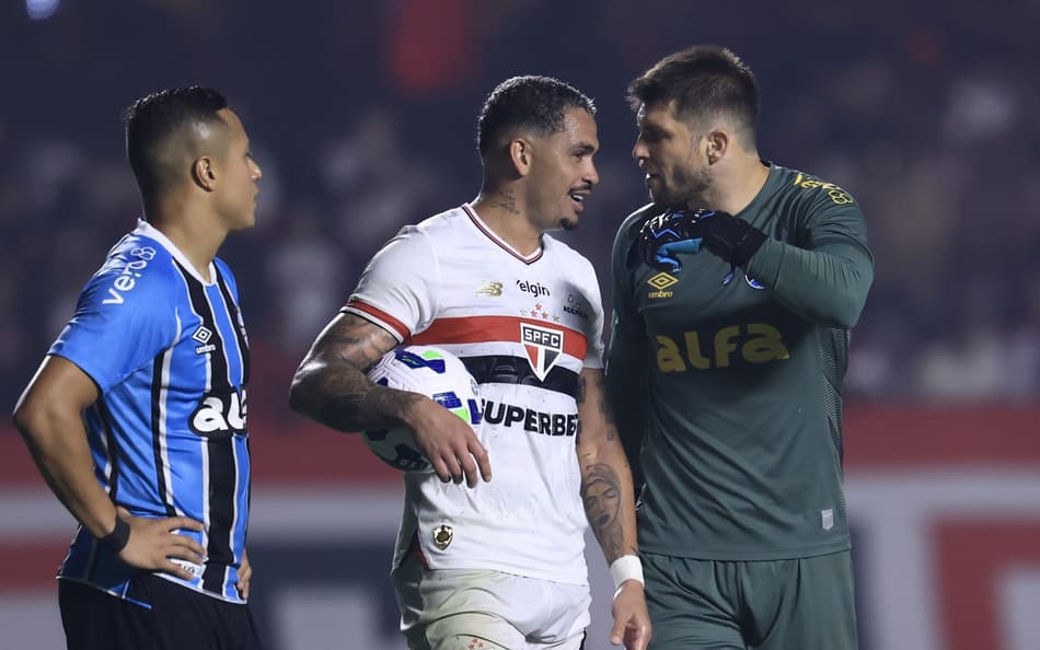 Luciano conversa com jogadores do Grêmio após pênalti assinalado para o São Paulo. (Foto: Marcello Zambrana/AGIF)