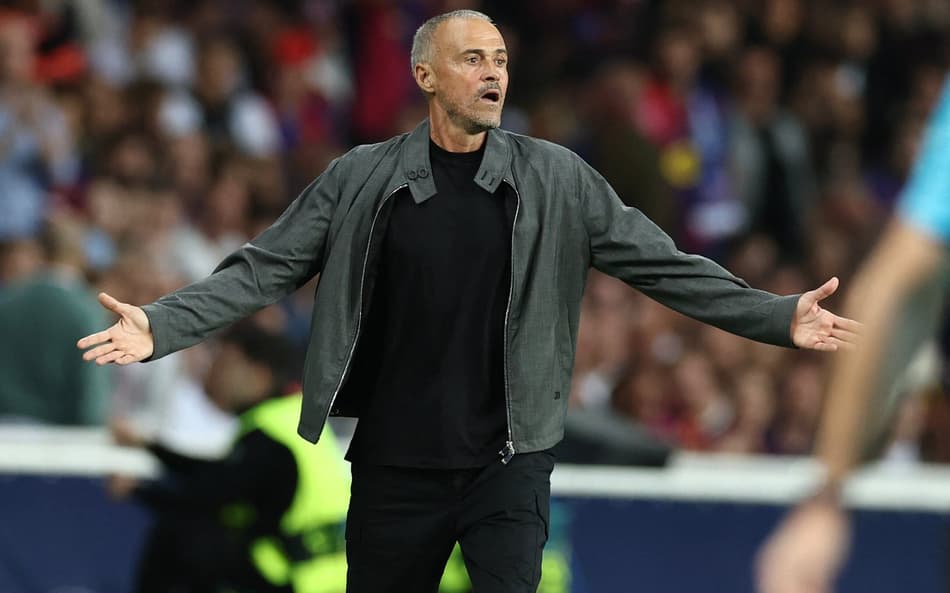 Luis Enrique reage durante partida entre Barcelona e PSG, pela Champions League
