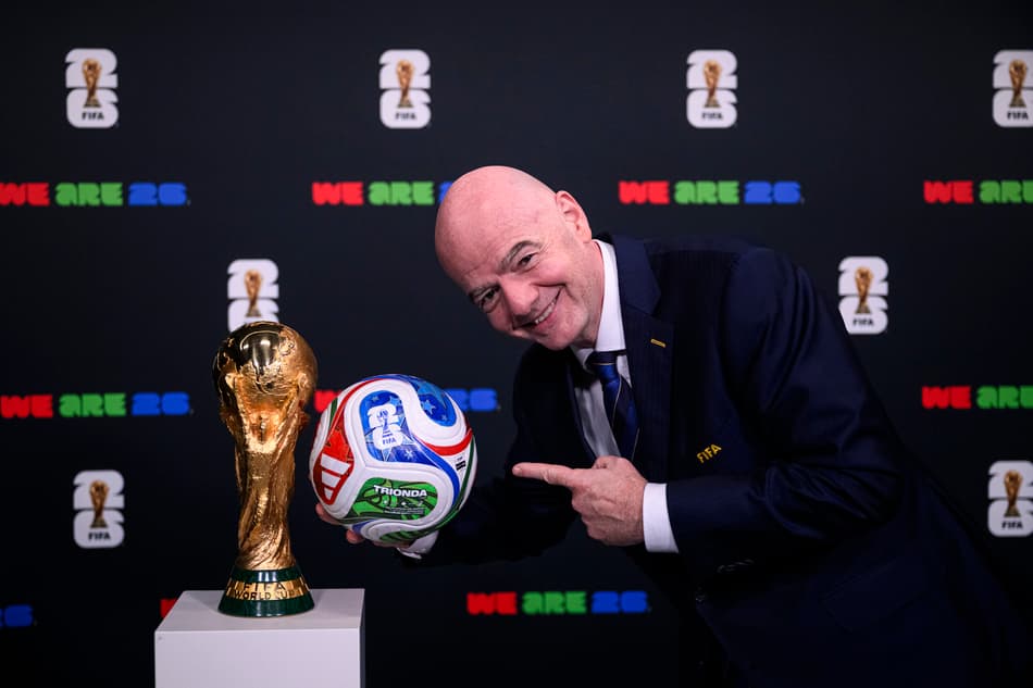 Gianni Infantino, presidente da Fifa, com a bola da Copa do Mundo de 2026 (Foto: Divulgação Fifa)