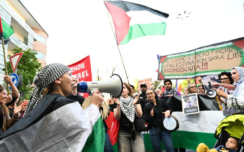Manifestantes pró-Palestina em Udine antes do jogo entre Itália e Israel, pelas Eliminatórias para a Copa do Mund