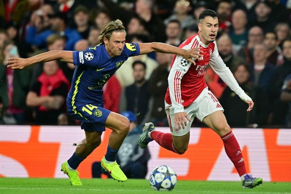 Martinelli e Llorente disputando na corrida no duelo entre Arsenal e Atlético de Madrid na Champions League (Foto: Ben Stansall/AFP)