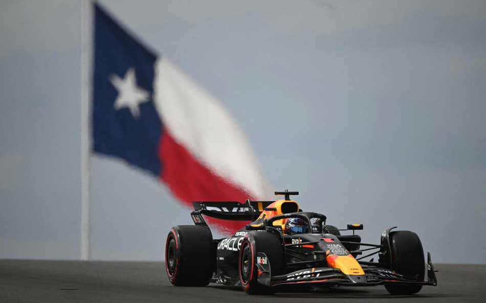 Max Verstappen em ação no treino livre do GP dos EUA da Fórmula 1 (Foto: Patrick T. Fallon / AFP)