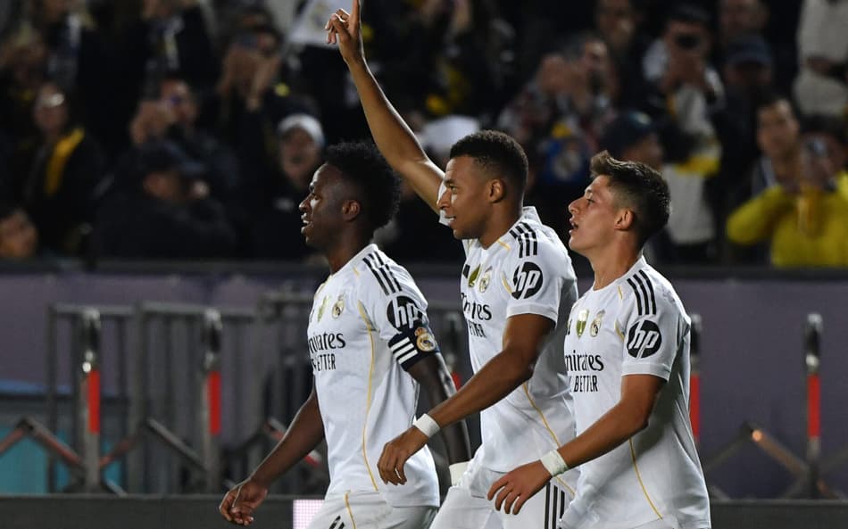 Mbappé comemora gol marcado pelo Real Madrid contra o Kairat, na Champions League