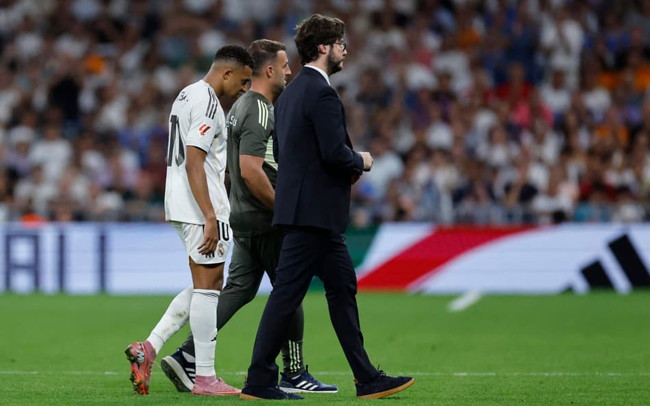 Mbappé deixa jogo entre Real Madrid e Villarreal por conta de uma entorse no tornozelo