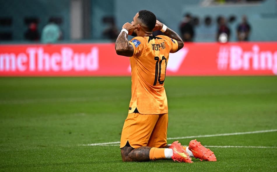 Memphis Depay comemora gol pela Holanda com sua forma característica