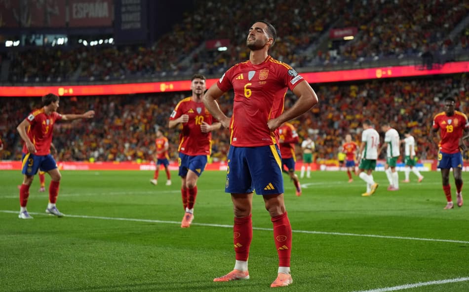 Merino comemorando o segundo gol marcado contra a Búlgaria (Foto: Cesar Manso/AFP)