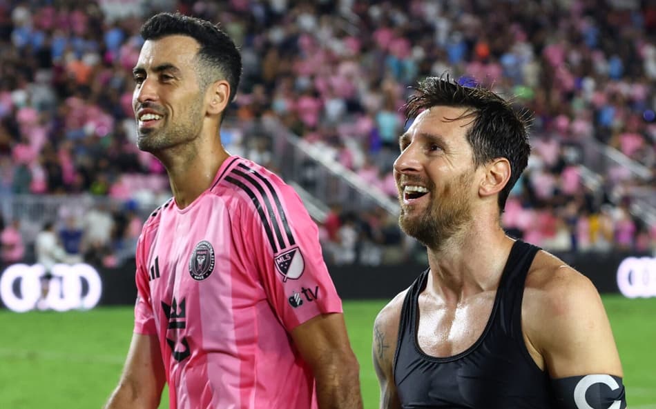 Sergio Busquets e Lionel Messi após partida pelo Inter Miami. (Foto: Megan Briggs/ AFP)