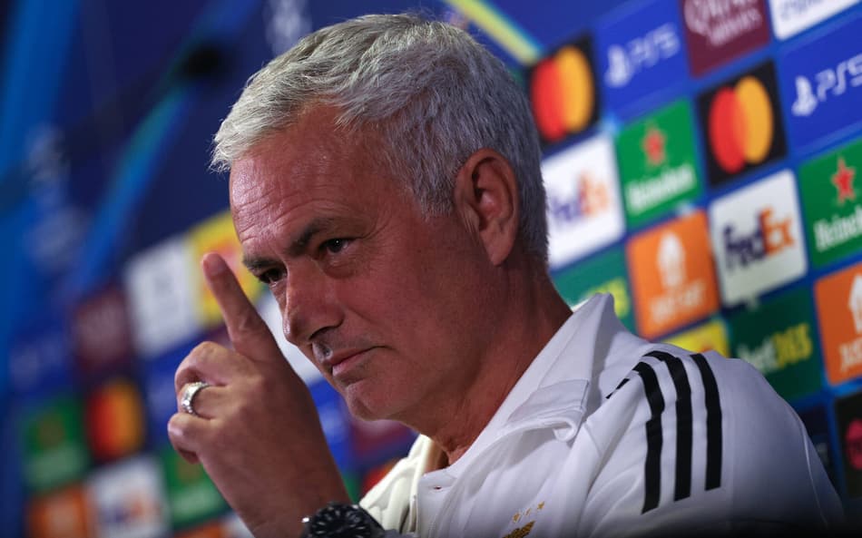 Jose Mourinho na coletiva de imprensa em Stamford Bridge, antes da partida do Benfica, contra o Chelsea, pela Champions League (Foto: Adrian Dennis / AFP)