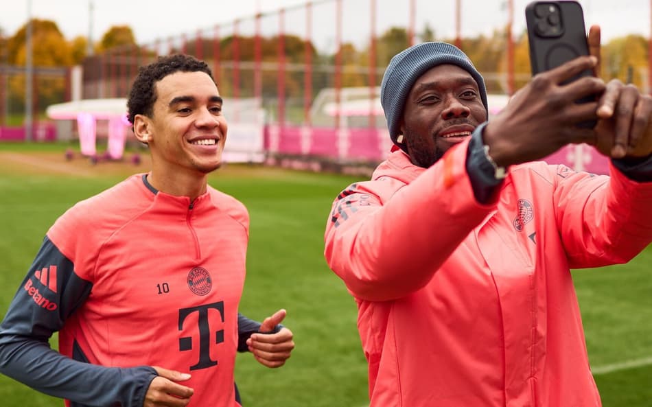 Musiala e Alphonso Davies em treino do Bayern de Munique (Foto: Reprodução/X)