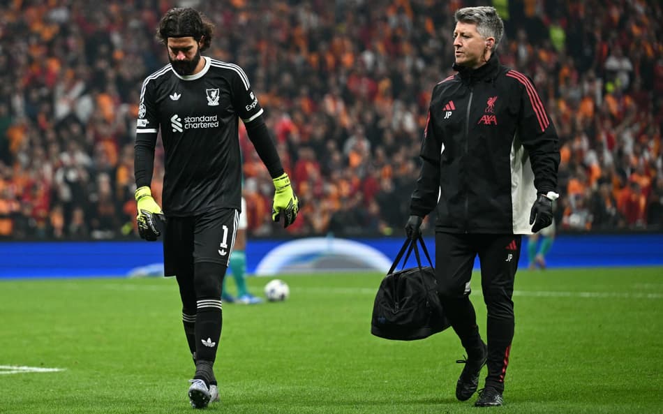 No segundo tempo, Alisson deixa jogo do Liverpool lesionado.