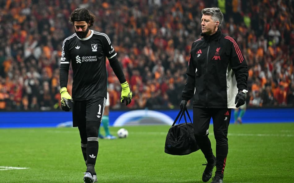 No segundo tempo, Alisson deixa jogo do Liverpool lesionado.