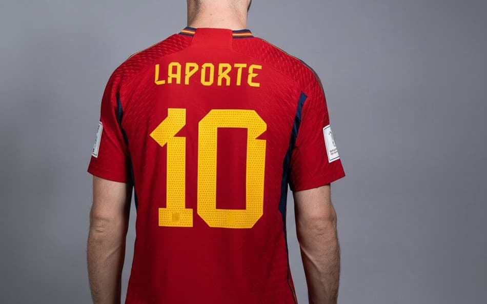 O zagueiro Laporte usando a camisa 10 na seleção da Espanha (Foto: Reprodução/X)