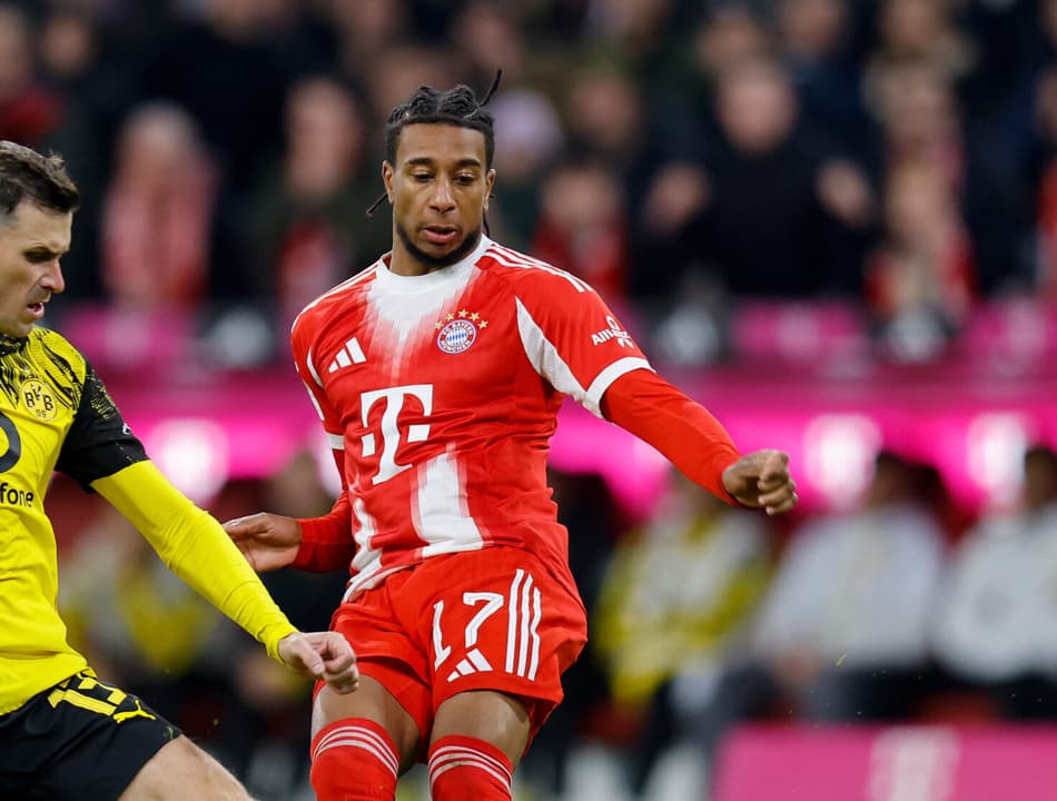 Olise e Gross disputam a bola em Bayern x Dortmund, pela Bundesliga