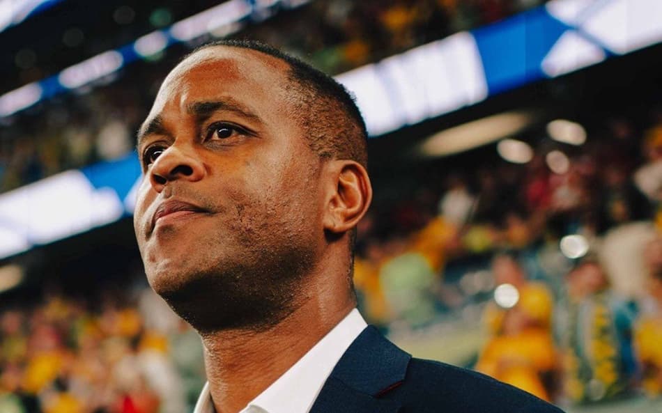 Patrick Kluivert na beira de campo pela Indonésia (Foto: AFP)