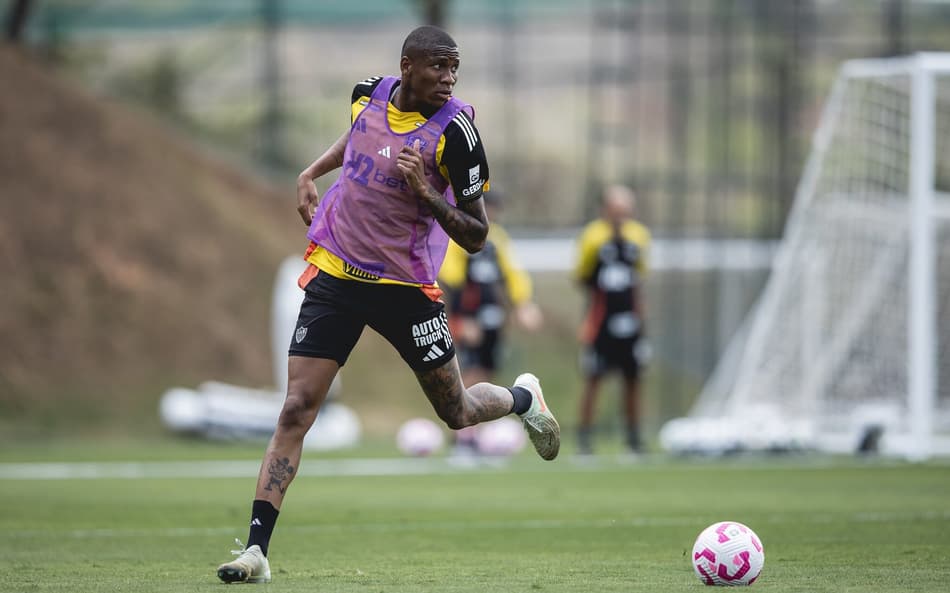 Patrick retorna aos treinos após quatro meses (Foto: Pedro Souza/ Atlético)