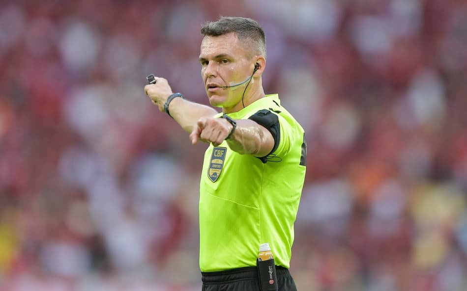 Paulo Zanovelli é o árbitro de Atlético-MG x Cruzeiro (Foto: Thiago Ribeiro/AGIF)