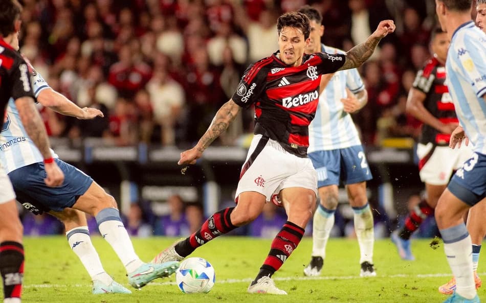 Pedro em campo pelo Flamengo contra o Racing pela Libertadores (Foto: Adriano Fontes/Flamengo)