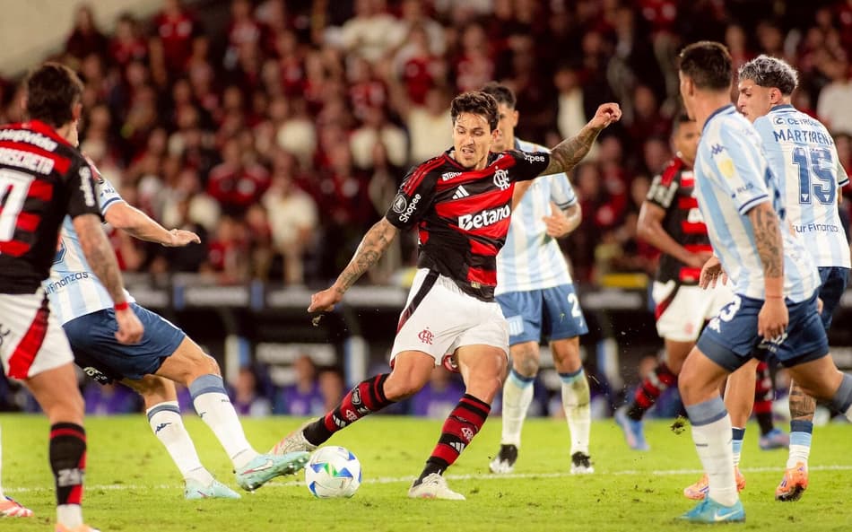 Pedro em campo pelo Flamengo contra o Racing pela Libertadores (Foto: Adriano Fontes/Flamengo)