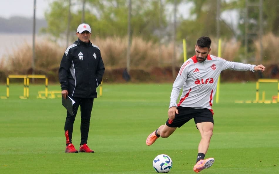 Ramón Díaz observa Bruno Henrique em treino do Internacional