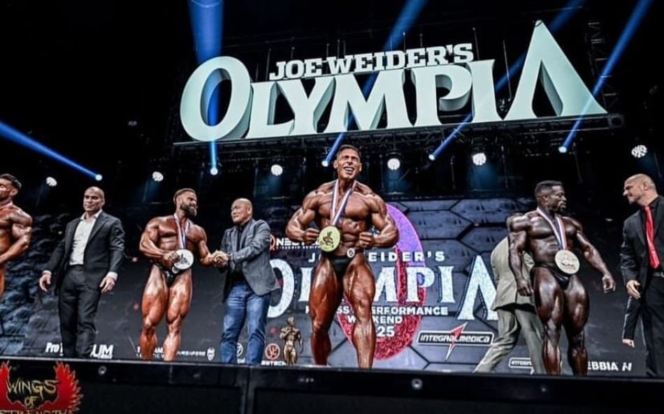 Ramon Dino com a medalha de campeão do Mr. Olympia 2025 na Classic Physique (Foto: Divulgação / Mr. Olympia)