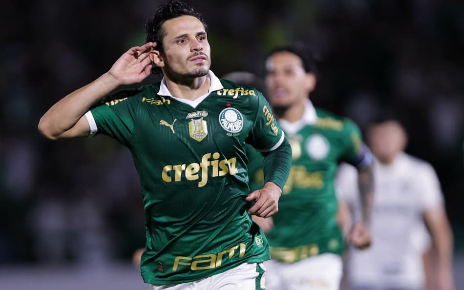 Raphael Veiga jogador do Palmeiras comemora seu gol durante partida contra o Atletico-MG no estadio Brinco de Ouro pelo campeonato Brasileiro A 2024. Foto: Ettore Chiereguini/AGIF