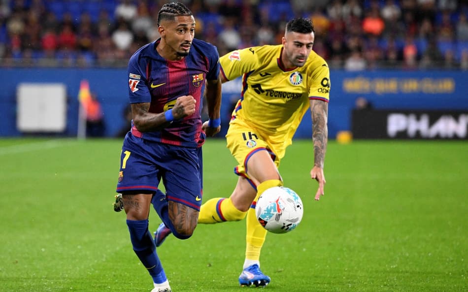 Raphinha em ação no duelo contra o Getafe (Foto: Josep Lago/AFP)