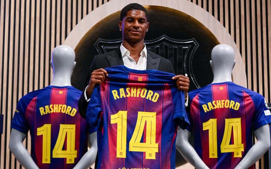 Rashford segura camisa do Barcelona durante apresentação como reforço do clube