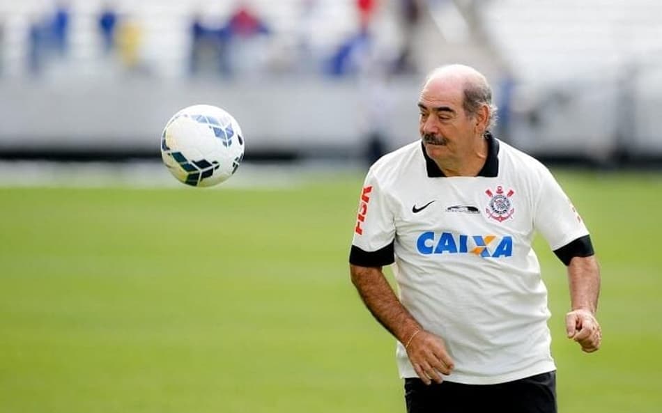 Rivellino e Fagner representam duas gerações da base corinthiana, símbolo da tradição do Terrão. (Rodrigo Coca/Ag. Corinthians)