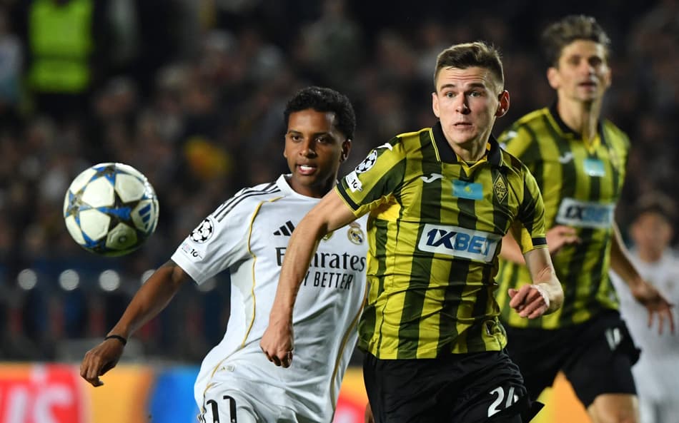 Rodrygo duelando no jogo entre Kairat e Real Madrid, na Champions League (Foto: Vyacheslav OSELEDKO / AFP)