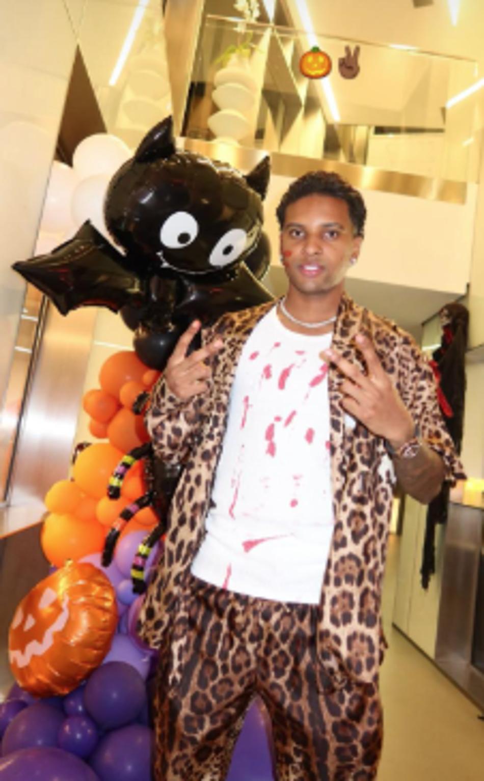 Rodrygo fantasiado de animal ensanguentado