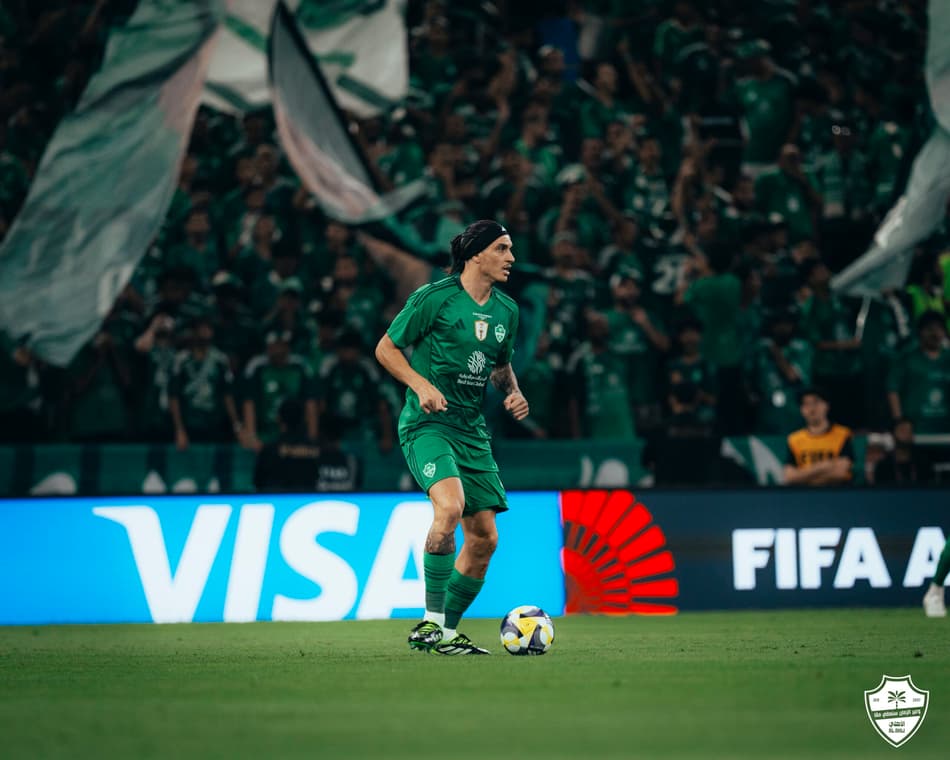 Roger Ibañez em ação pelo Al-Ahli