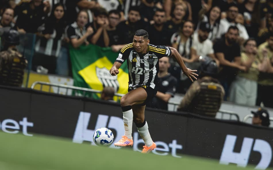 Rony sofreu um edema muscular na partida contra o Sport (Foto: Pedro Souza / Atlético)