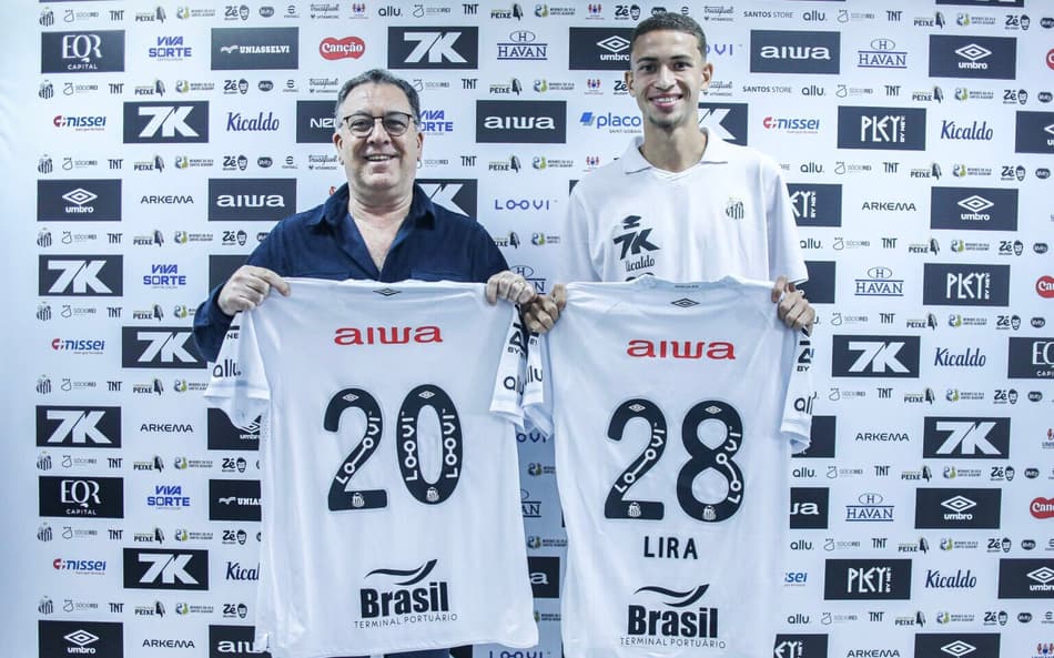 Ao lado do presidente Marcelo Teixeira, Vinicius Lira renova com o Santoa até 2028. (Foto: Reinaldo Campos/ Santos FC)
