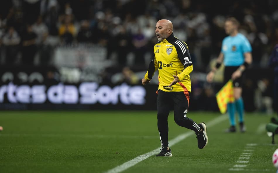 Sampaoli em Atlético e Corinthians neste sábado (18)(Foto: Pedro Souza / Atlético)