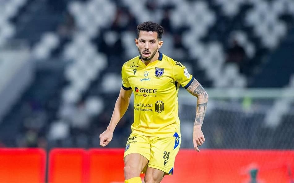 Flávio em ação pelo Al-Taawoun, da Arábia Saudita (Foto: reprodução)
