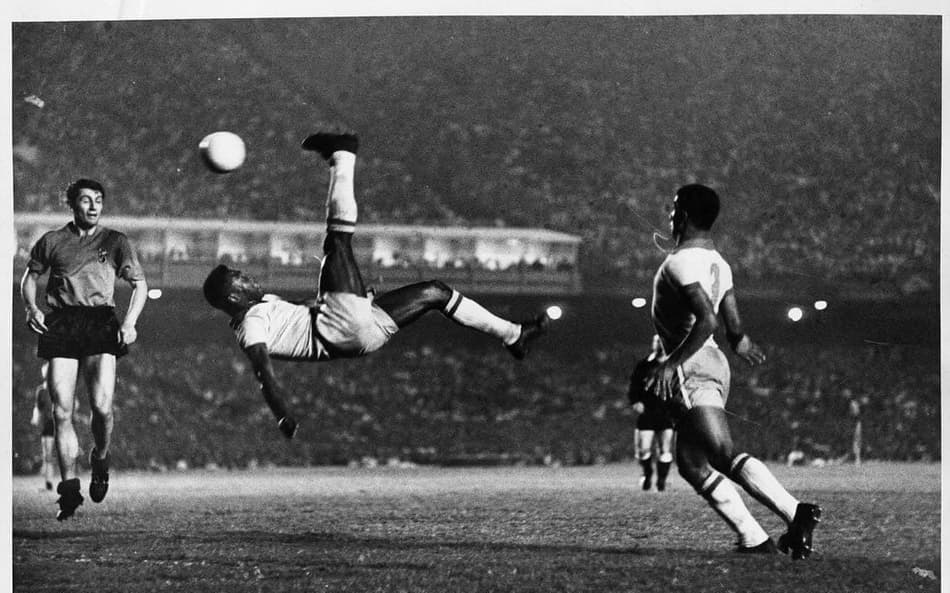 Pelé marcando um gol de bicicleta do Estádio do Morumbi. (Foto: Reprodução/ Internet)