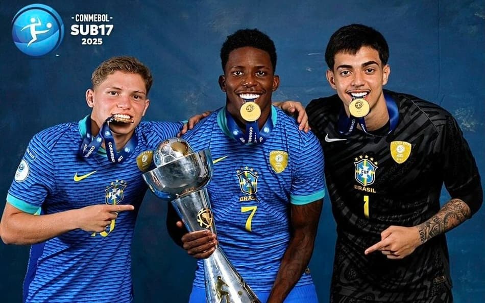 Dell, Ruan Pablo e Jampa após conquista do Sul-Americano Foto: Divulgação / Conmebol