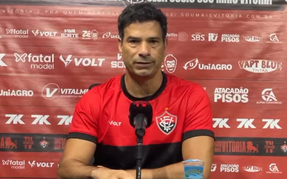 Diretor do Vitória se pronuncia contra arbitragem do jogo diante do Vasco (Foto: Pedro Cobalea / Lance!)