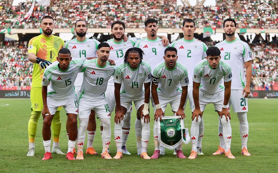 Seleção da Argélia perfilada antes do jogo contra a Somália, pelas Eliminatórias Africanas para a Copa do Mundo
