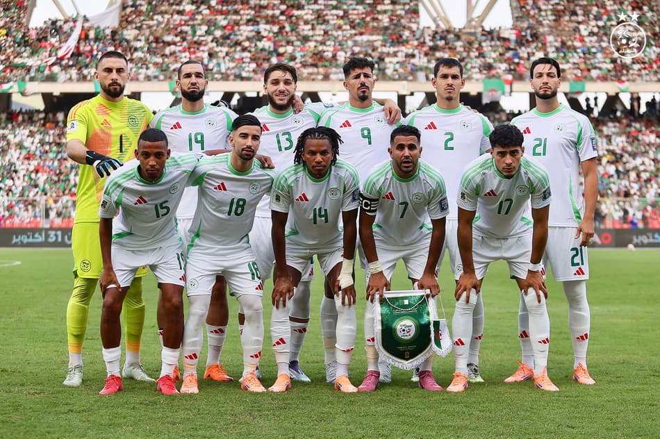 Seleção da Argélia perfilada antes do jogo contra a Somália, pelas Eliminatórias Africanas para a Copa do Mundo