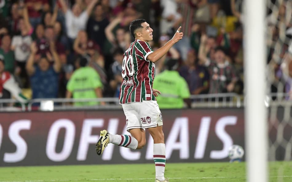 Serna comemora seu gol no jogo do Fluminense contra o Atlético-MG