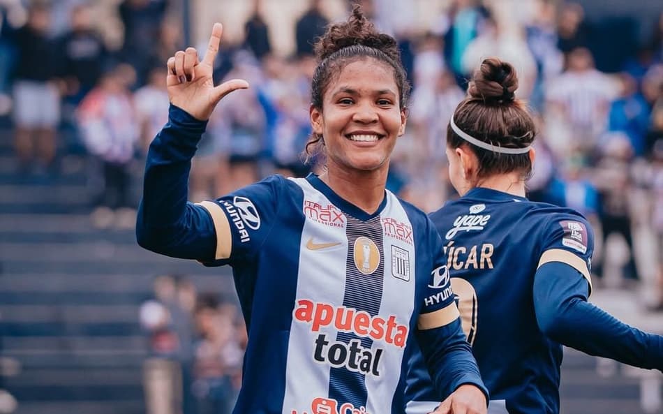 Silvani, jogadora brasileira do Alianza Lima, em ação na Libertadores Feminina.