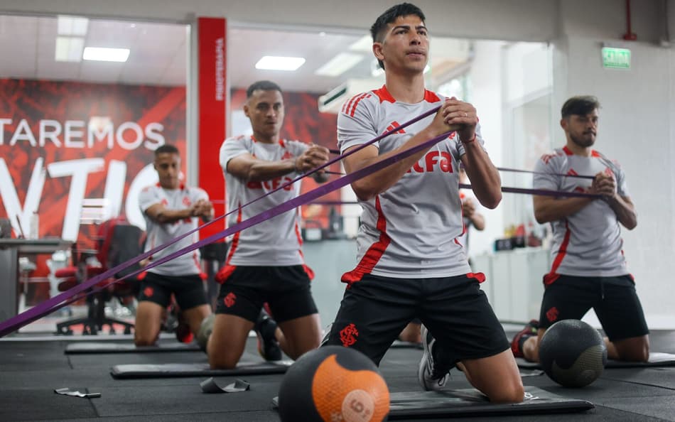 Jogadores do Internacional na academia do CT Parque Gigante