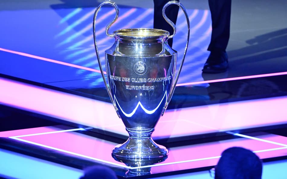 Taça da Champions League no sorteio dos confrontos pela Uefa