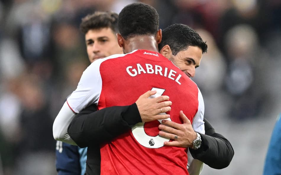 Técnico do Arsenal, Arteta abraça Gabriel Magalhães após vitória sobre o Newcastle, na Premier League