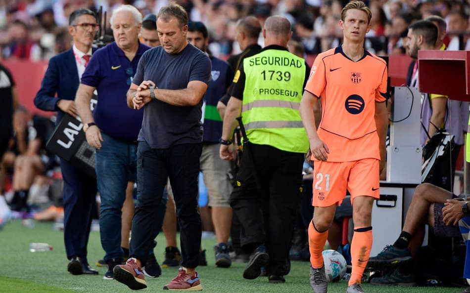 Técnico do Barcelona, Hansi-Flick observa o relógio na partida contra o Sevilla