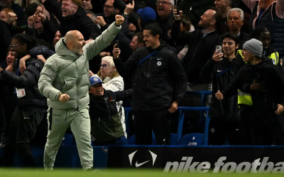Técnico do Chelsea, Enzo Maresca comemora gol marcado por Estêvão sobre o Liverpool