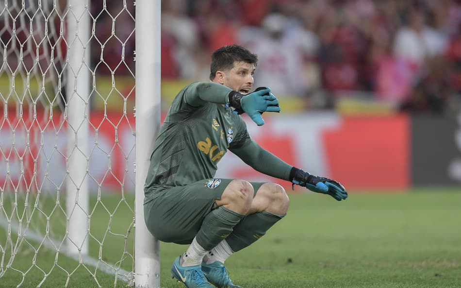 Tiago Volpi goleiro do Grêmio durante partida contra o Flamengo no estádio Maracanã pelo campeonato Brasileiro A 2025. Foto: Thiago Ribeiro/AGIF