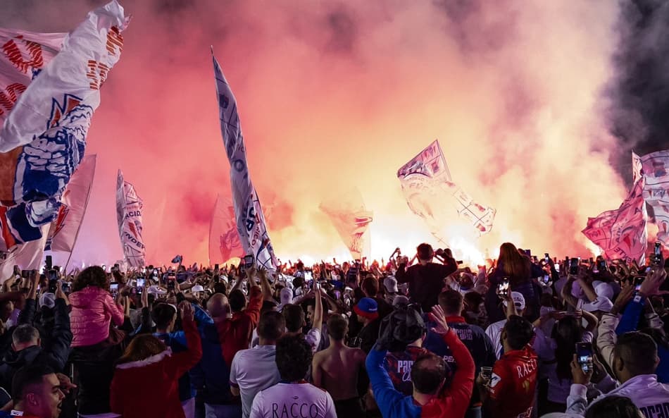 Torcida Paraná Clube gramado Vila Capanema