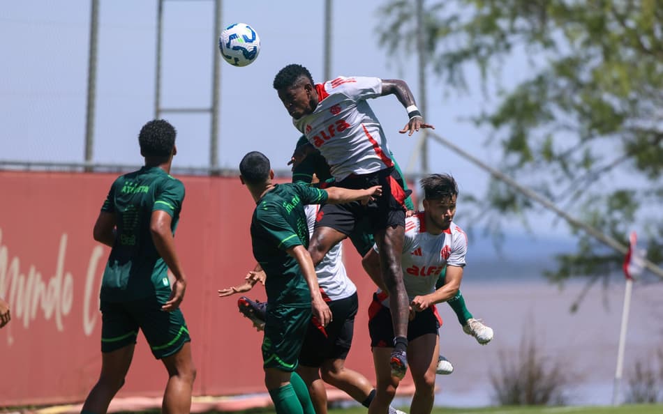 Lance do jogo-treino do Internacional contra o Gaúcho de Passo Fundo